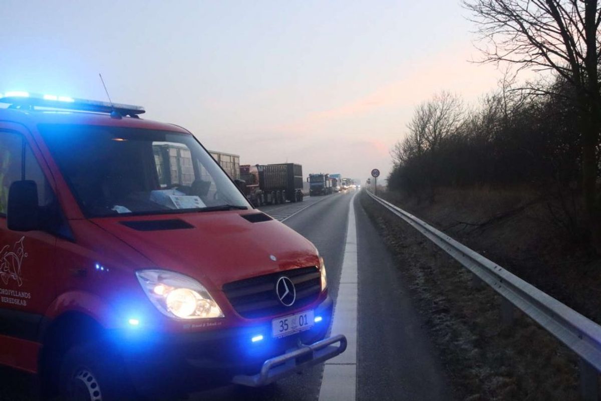 En 38-årig mand er mandag morgen dræbt i en ulykke. KLIK for flere billeder. Foto: Øxenholt Foto.