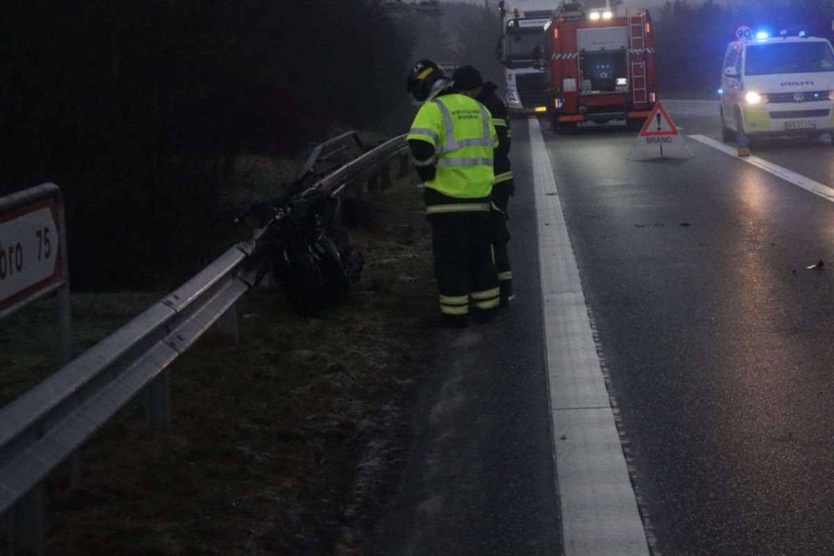 En 38-årig mand er mandag morgen dræbt i en ulykke. KLIK for flere billeder. Foto: Øxenholt Foto.