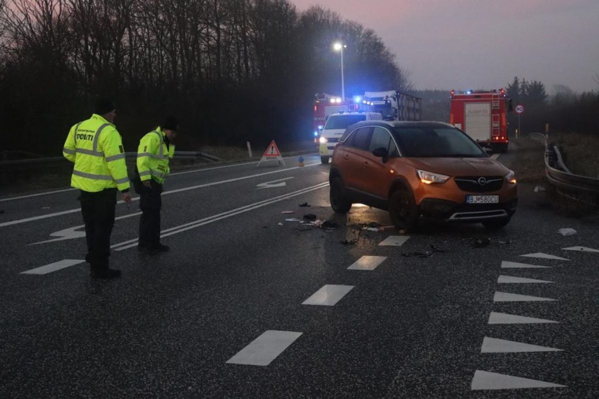 En 38-årig mand er mandag morgen dræbt i en ulykke. KLIK for flere billeder. Foto: Øxenholt Foto.