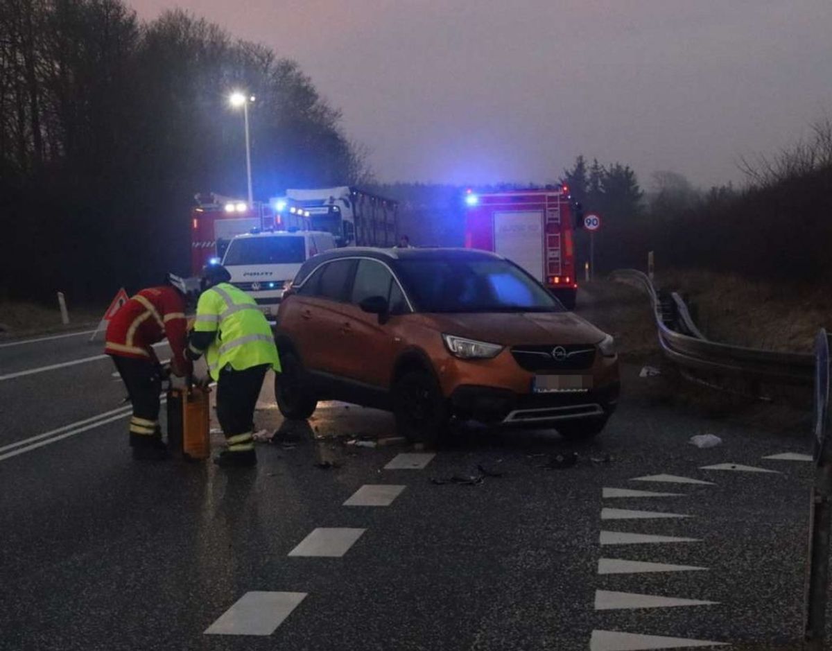 En 38-årig mand er mandag morgen dræbt i en ulykke. KLIK for flere billeder. Foto: Øxenholt Foto.