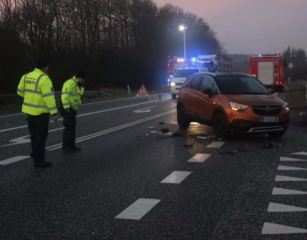 En alvorlig ulykke spærrer lige nu Oddesundvej. Foto: Øxenholt Foto.