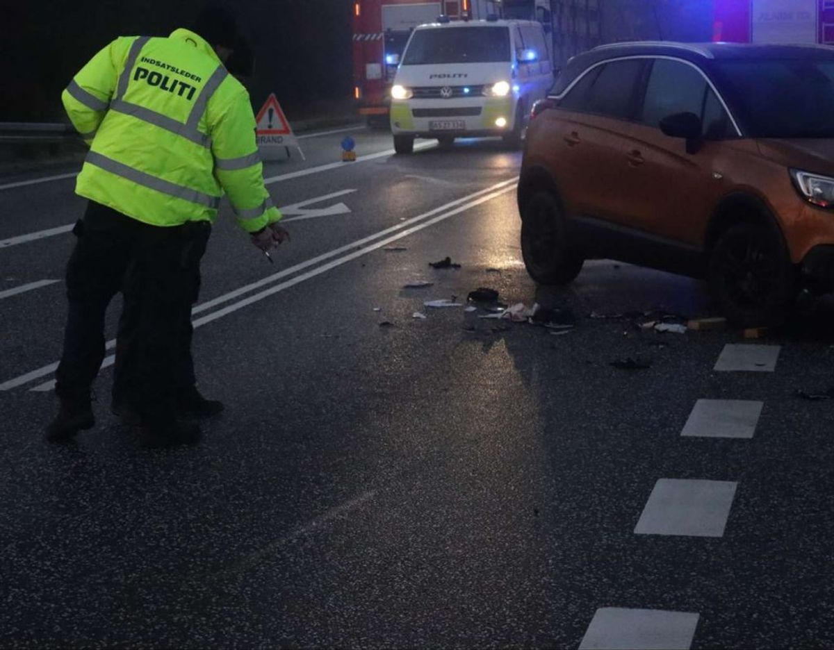 En alvorlig ulykke spærrer lige nu Oddesundvej. Foto: Øxenholt Foto.