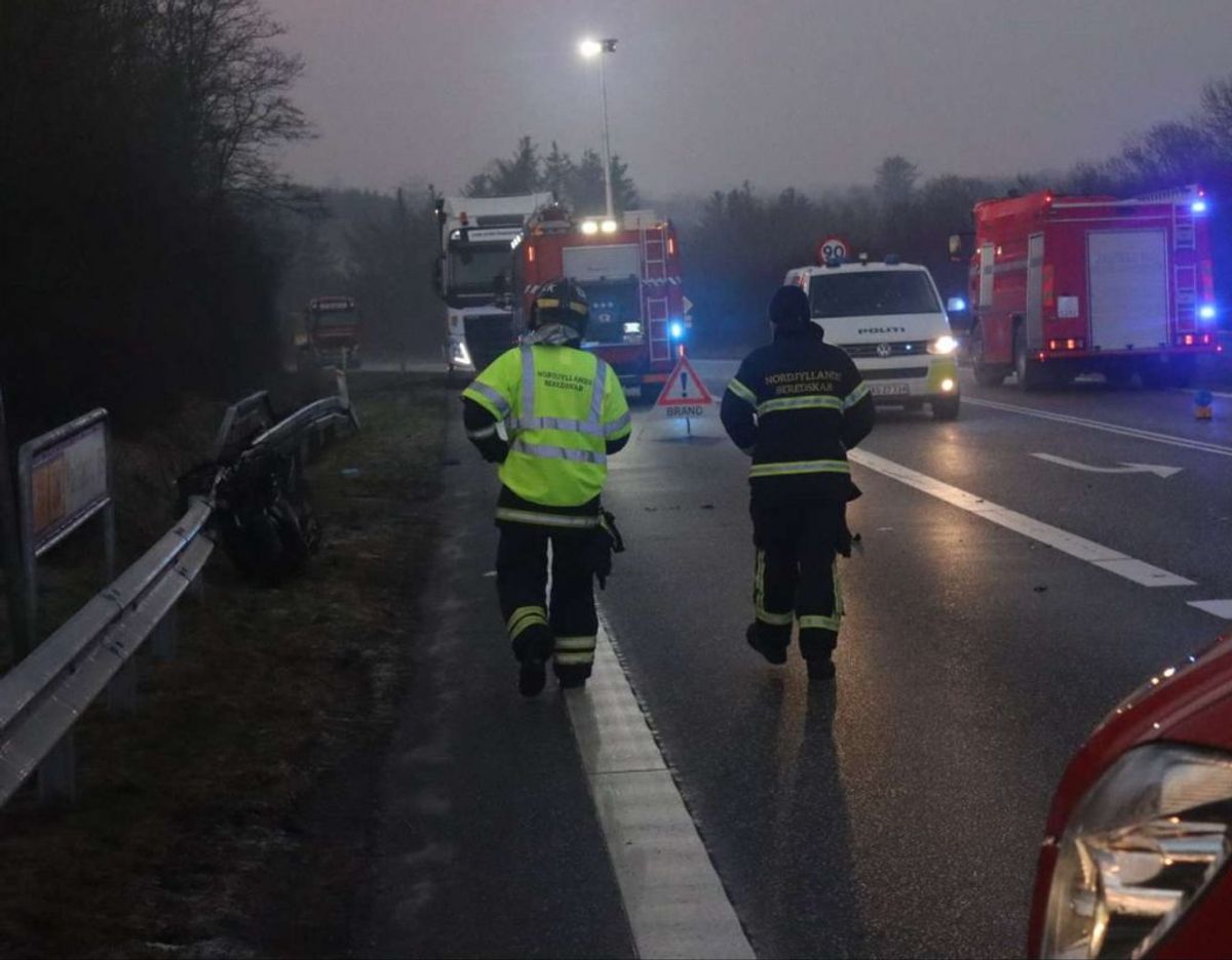 En alvorlig ulykke spærrer lige nu Oddesundvej. Foto: Øxenholt Foto.