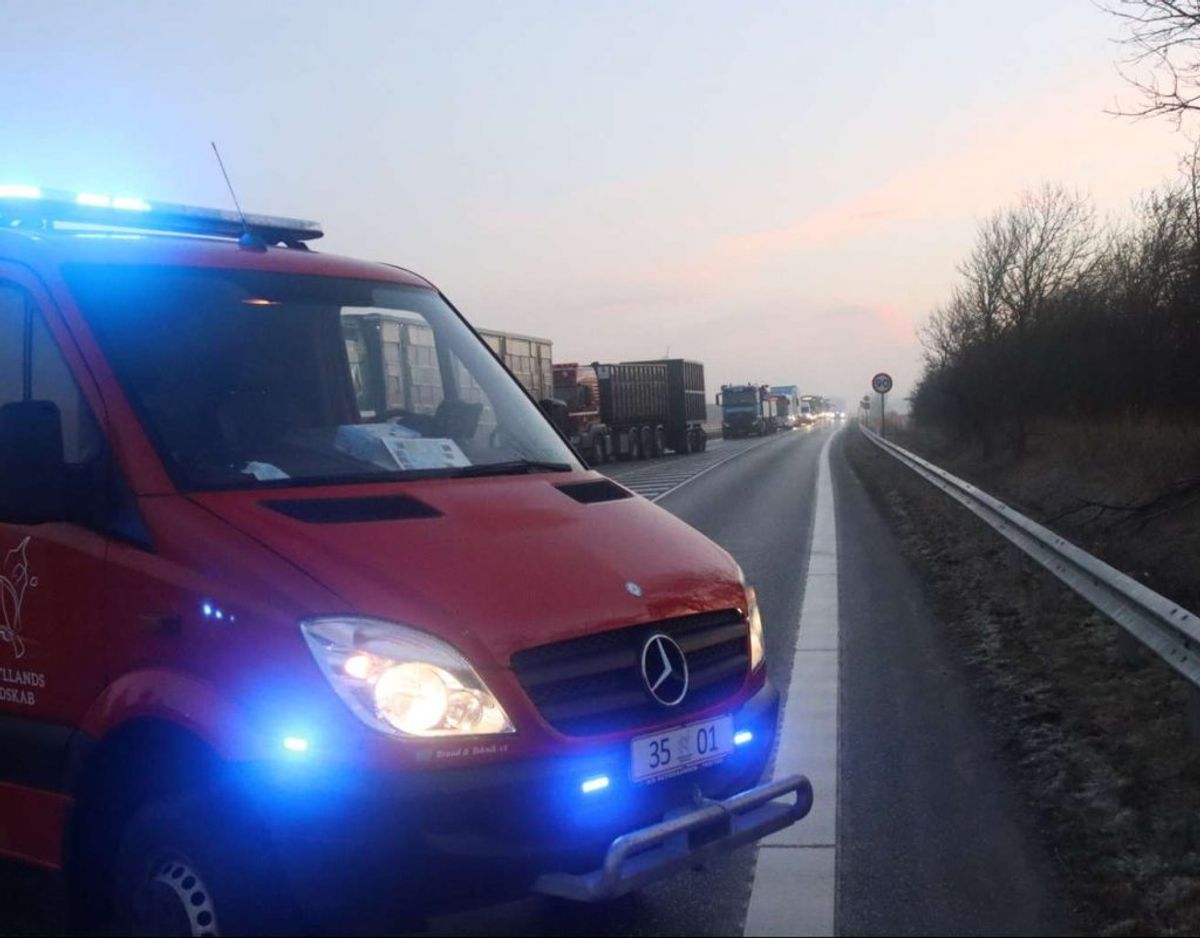 En alvorlig ulykke spærrer lige nu Oddesundvej. Foto: Øxenholt Foto.