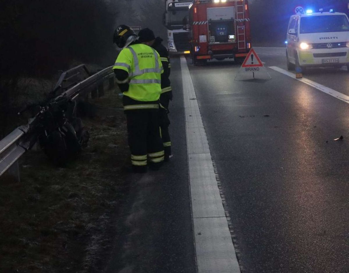 En alvorlig ulykke spærrer lige nu Oddesundvej. Foto: Øxenholt Foto.