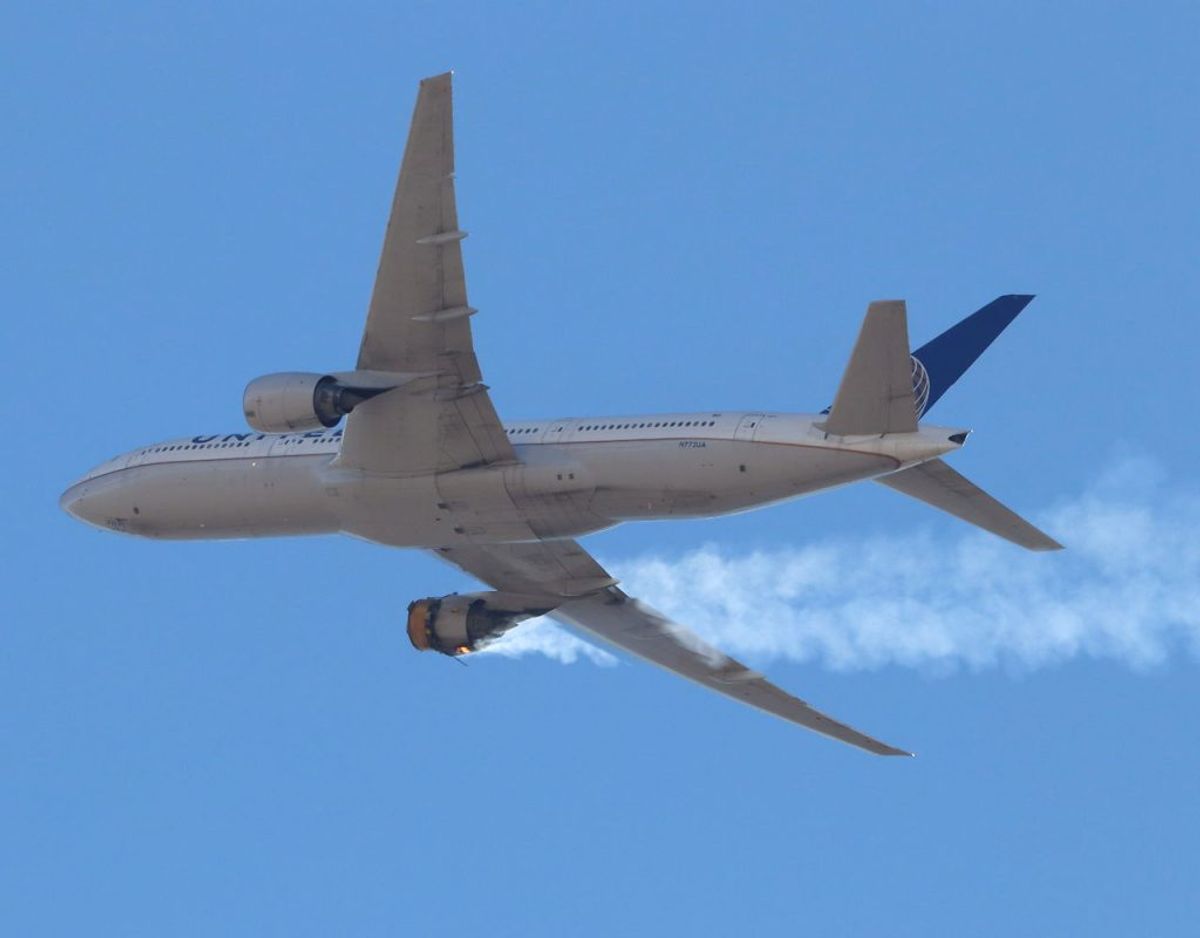 Et fly fra United Airlines måtte lørdag her vende tilbage til Denver International Airport på grund af en fejl i den ene motor. Søndag har selskabet midlertidigt taget samtlige sine fly af denne type og med samme motor ud af drift. Foto: Hayden Smith/Scanpix