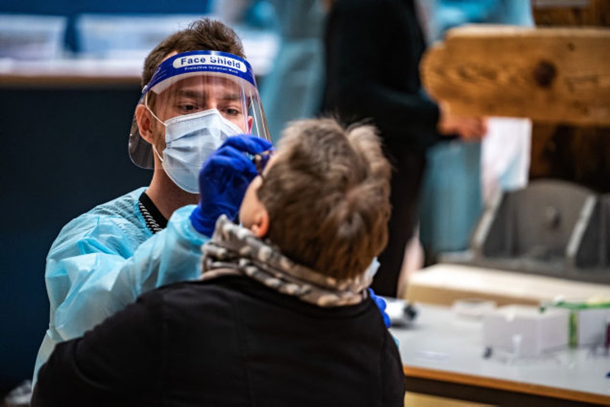 (ARKIV) Ifølge Berlingske bliver positive prøver med covid-19 fragtet til Tyskland for at blive undersøgt for mutationer. Selvom det kunne gøres langt hurtigere i DAnmark. Foto: Emil Helms/Scanpix