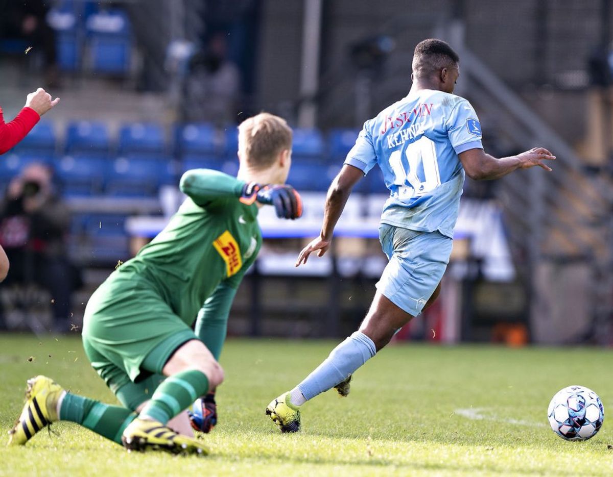Randers FC’s Tosin Kehinde går forbi FC Nordsjællands målmand Peter Vindahl Jensen og scorer til 1-0 i 3F Superliga-kampen mellem Randers FC og FC Nordsjælland på Cepheus Park i Randers, søndag den 21. februar 2021.. (Foto: Henning Bagger/Ritzau Scanpix)
