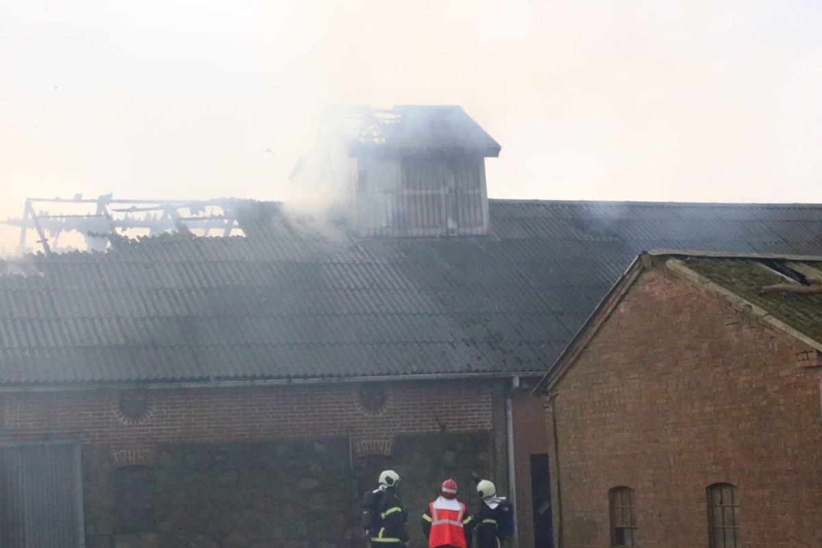 Gårdens indehaver er kommet til skade i branden. KLIK FOR FLERE BILLEDER. Foto: Presse-fotos.dk