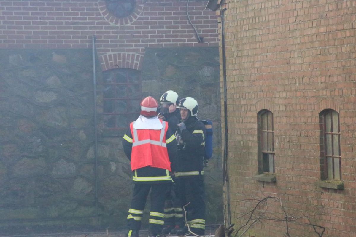 Gårdens indehaver er kommet til skade i branden. KLIK FOR FLERE BILLEDER. Foto: Presse-fotos.dk