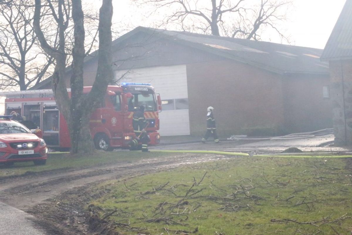 Gårdens indehaver er kommet til skade i branden. KLIK FOR FLERE BILLEDER. Foto: Presse-fotos.dk