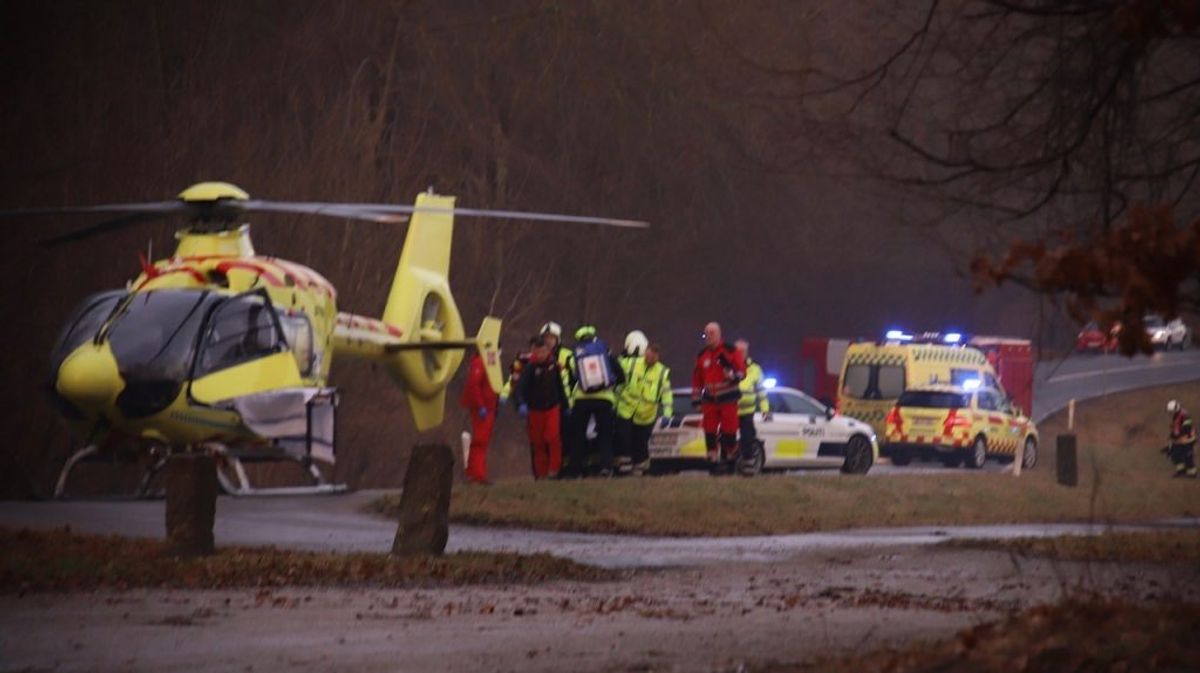 En lægehelikopter er på stedet. KLIK FOR MERE. Foto: Presse-fotos.dk