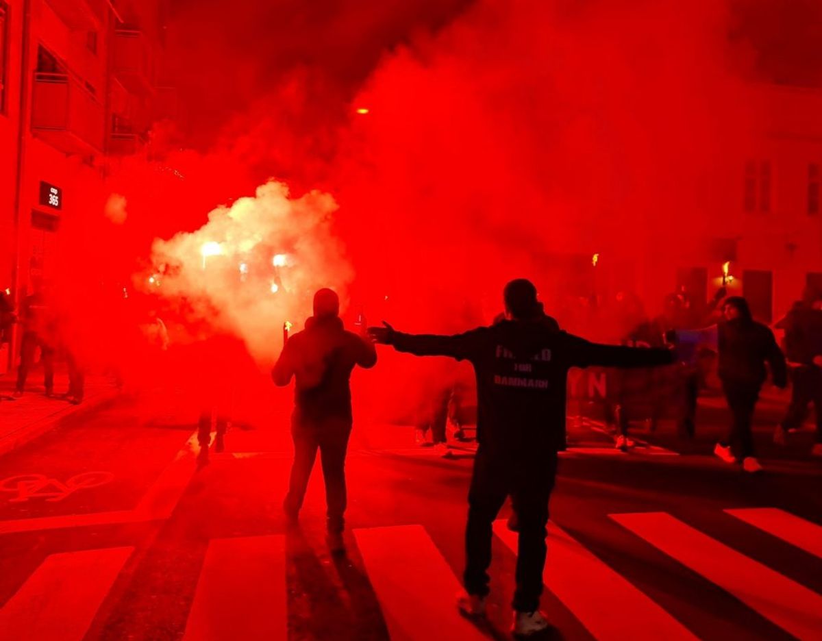 Politiet er skredet til anholdelse ved en demonstration i Odense. KLIK FOR FLERE BILLEDER FRA STEDET. Foto: Presse-fotos.dk.