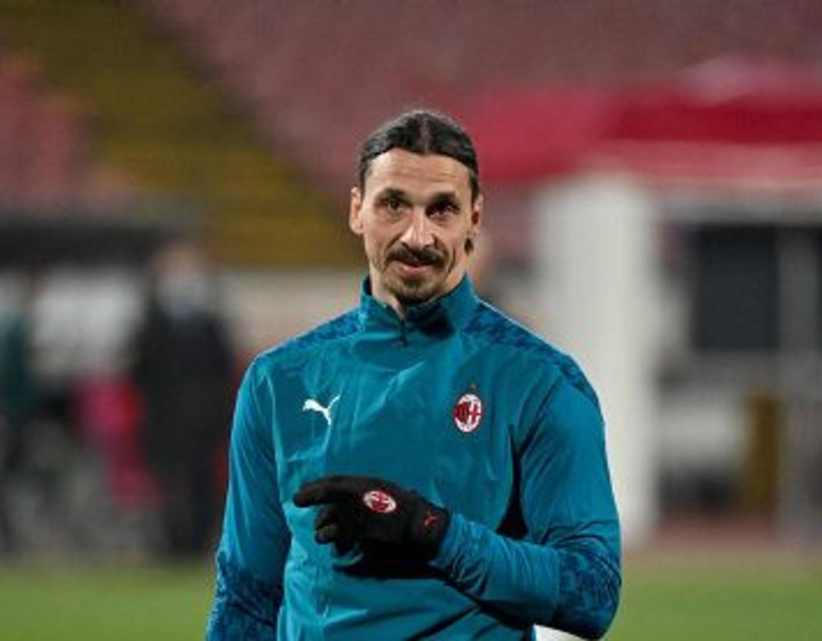 Zlatan Ibrahimovic beholdt træningsdragten på i kampen mod Røde Stjerne, men blev alligevel midtpunkt. Foto: Andrej Isakovic/AFP
