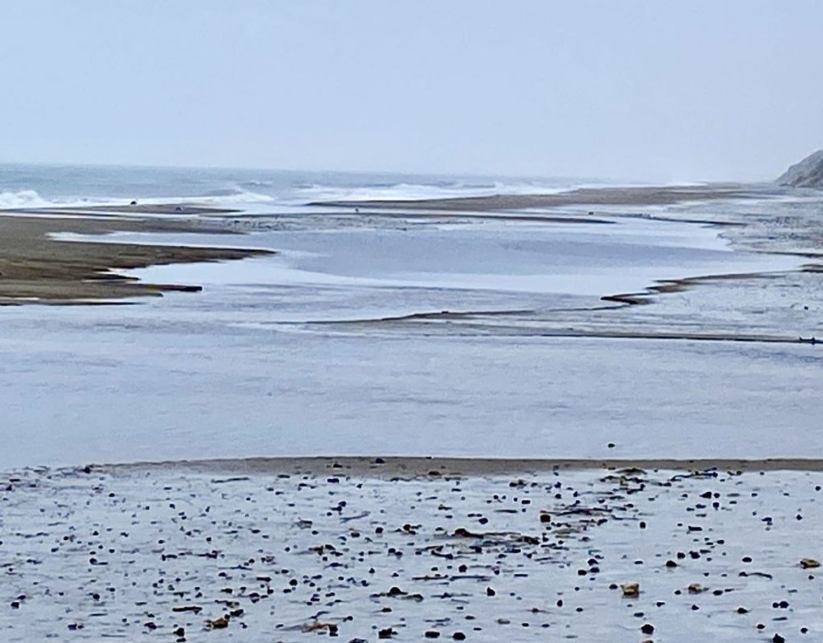 Det er især ved den store “sø”, der er skabt på stranden, man skal passe på. Det kalder strandfogen for et “indhav”. Foto: Michael Mørk, strandfoged.