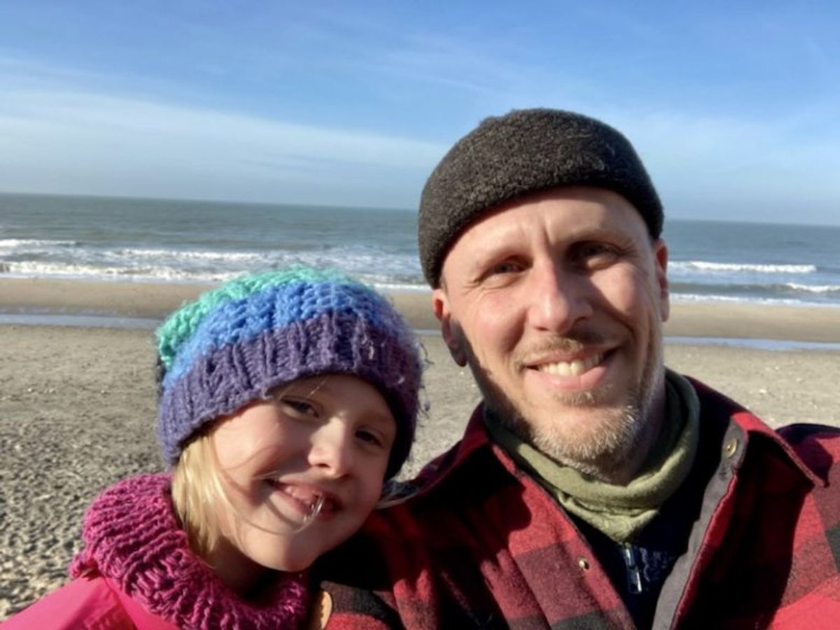 Smilet og idyllen er genoprettet hos både far Verner Becker og hans syvårige datter Line Becker Raaby. Men det var en slem forskrækkelse at sidde i kviksand til livet. KLIK FOR FLERE BILLEDER FRA STEDET. Privatfoto