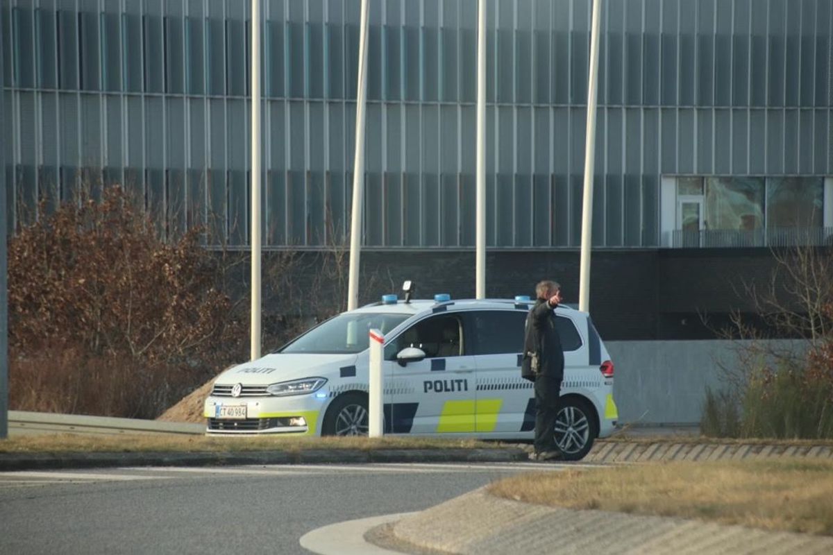 Politiet omdirigerer trafikken ved politigården i Herning. KLIK FOR FLERE BILLEDER FRA STEDET. Foto: Presse-fotos.dk