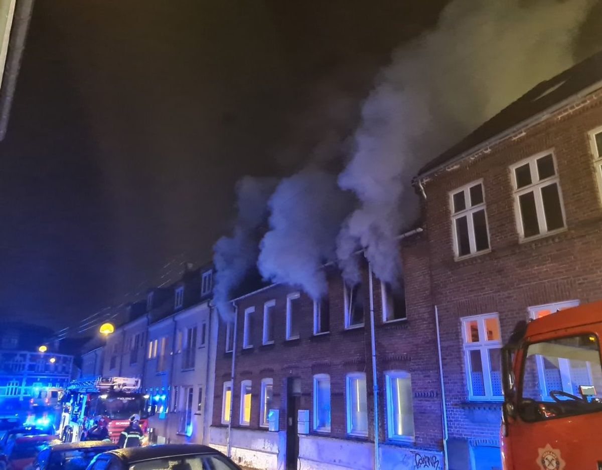 Massiv røg strømmer ud ad vinduerne efter brand i Kolding. KLIK VIDERE OG SE FLERE BILLEDER. Foto: presse-fotos.dk