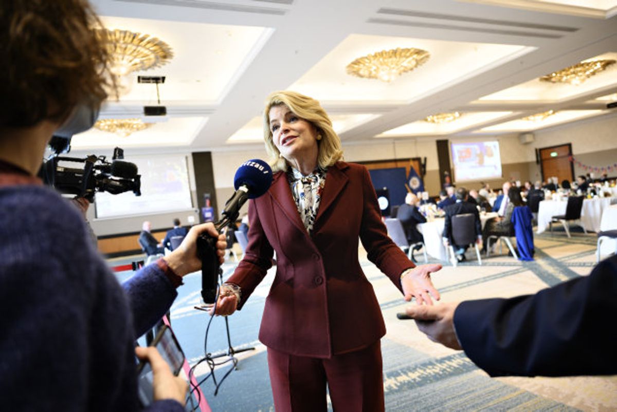 Den tidligere amerikanske ambassadør Carla Sands har gentagne gange brugt sin officielle Twitter-konto til at ytre støtte til Trump og foretage “målrettede angreb” på fremtrædende demokratiske politikere, hedder det i en indberetning fra et føderalt kontrolorgan til præsident Joe Biden. Her taler Carla Sands med pressen under valgfesten på Copenhagen Marriott Hotel onsdag 4. november 2020. Sands forlod Danmark, da Joe Biden overtog præsidentposten i USA i januar. Foto: Philip Davali/Scanpix