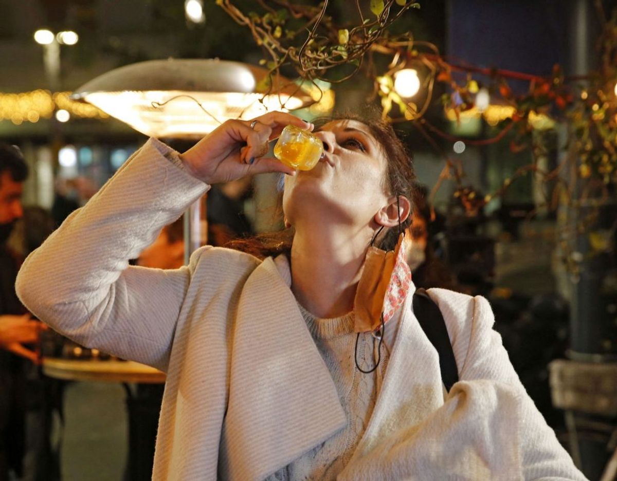 Et skud vaccine udløser et shot på en bar i Tel Aviv. KLIK VIDERE OG SE FLERE BILLEDER. Foto: Gil Cohen-Magen/AFP
