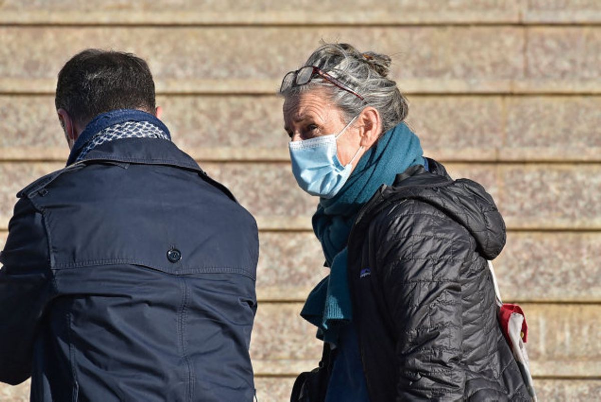 Francoise Grandclaude (th), der kom sammen med den dræbte franskmand Herve Gourdel, ankommer her til den retsbygning i Algeriets hovedstad, hvor otte mænd torsdag blev idømt en dødsstraf for at have bortført og dræbt Gourdel. Foto: Ryad Kramdi/AFP