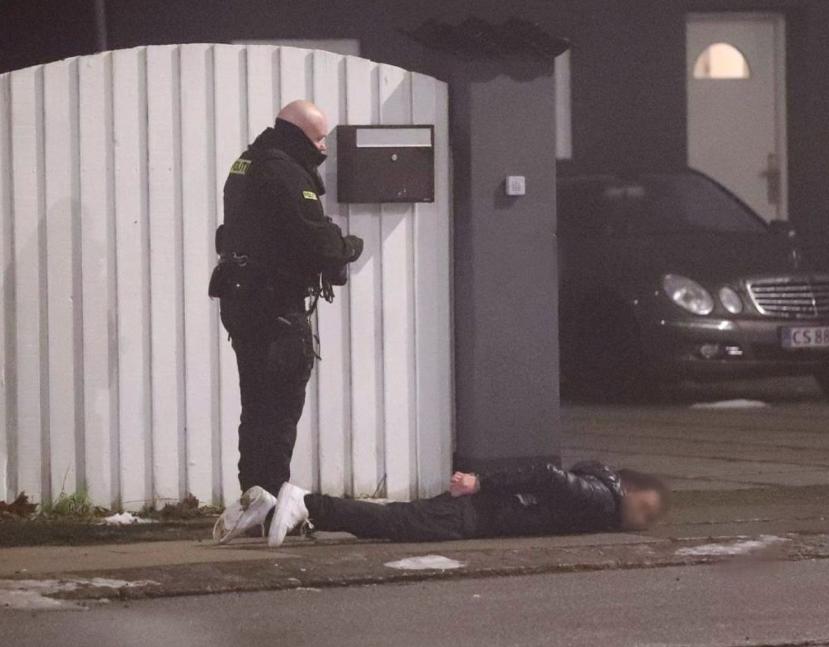 Politiet er massivt til stede ved Friheden Station, hvor flere personer øjensynligt er blevet lagt i håndjern. KLIK FOR FLERE BILLEDER FRA STEDET. Foto: Presse-fotos.dk