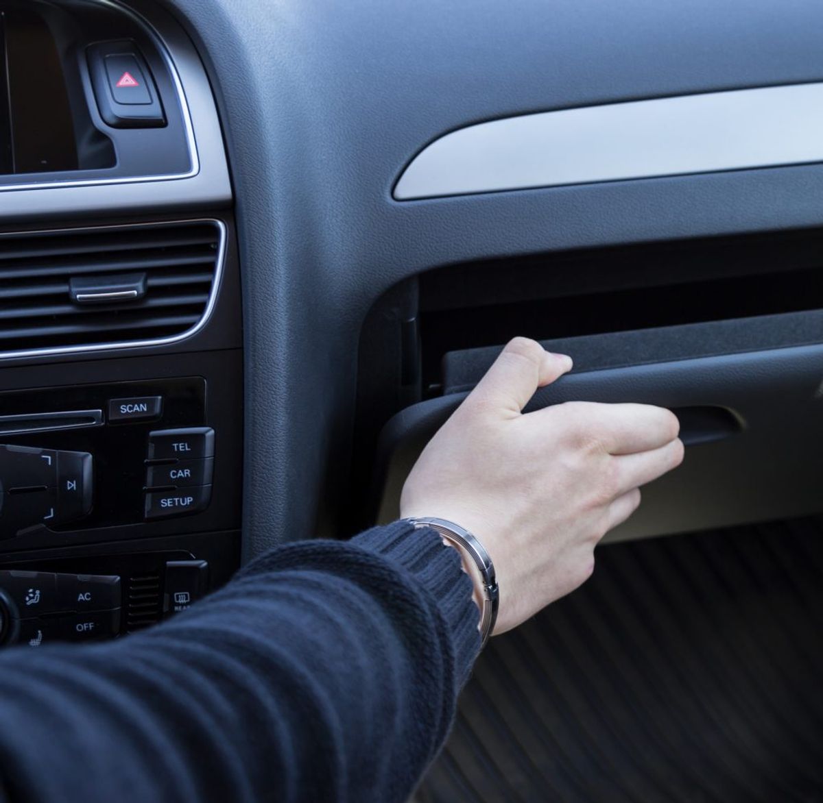 Finder ting frem eller lægger ting til side i bilen: 23 procent. Foto: Scanpix