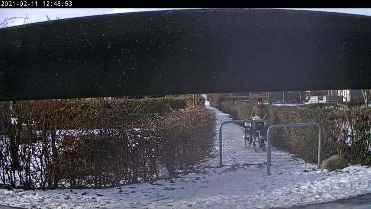 Her ses manden. trækkende med sin cykel. KLIK VIDERE FOR FLERE BILLEDER AF MANDEN. Foto: Fyns Politi