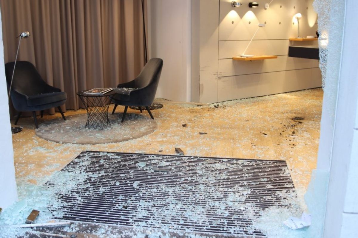 Bilen er braget direkte ind i butikkens glasfacade. Klik for flere billeder. Foto: Presse-fotos.dk