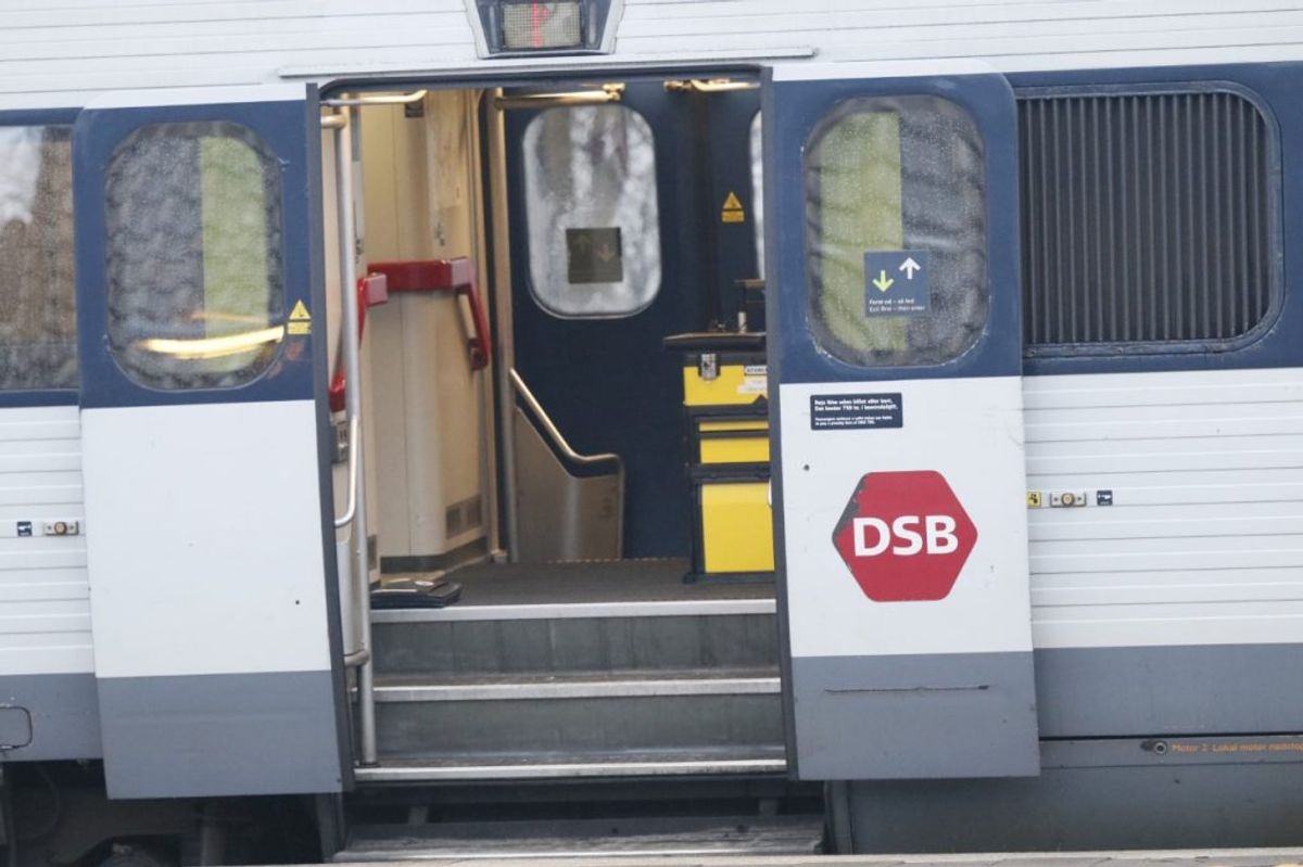 Politiet arbejder fortsat på stedet torsdag morgen. Klik for flere billeder. Foto: Presse-fotos.dk