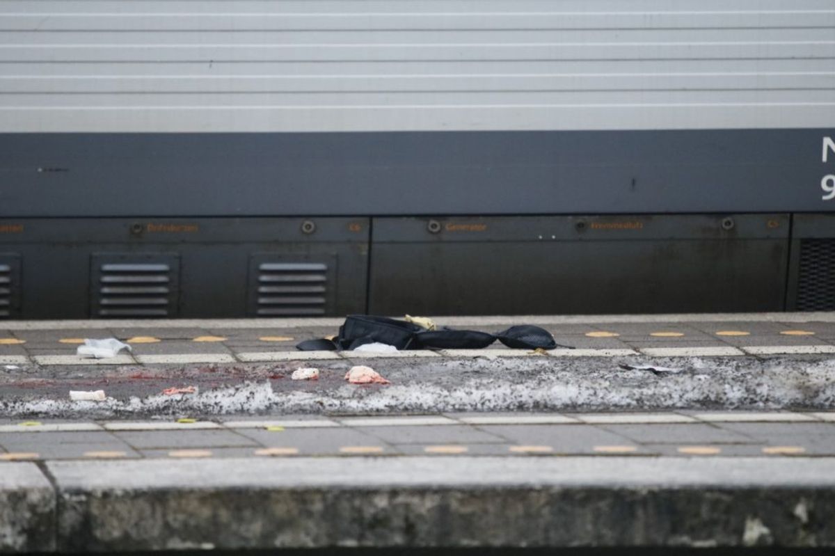 Politiet arbejder fortsat på stedet torsdag morgen. Klik for flere billeder. Foto: Presse-fotos.dk