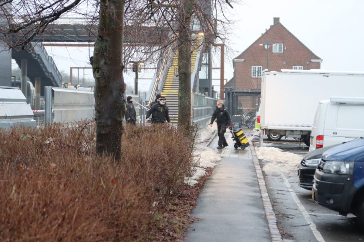 Politiet arbejder fortsat på stedet torsdag morgen. Klik for flere billeder. Foto: Presse-fotos.dk