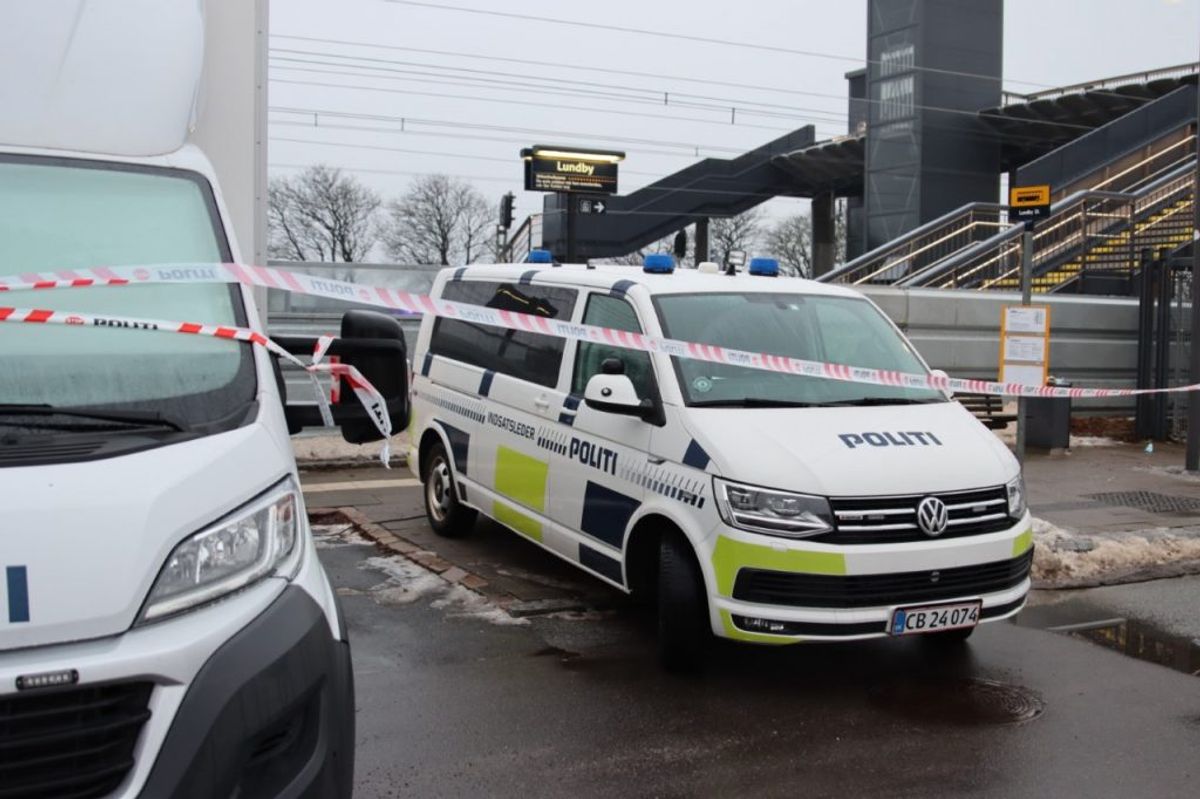 Politiet arbejder fortsat på stedet torsdag morgen. Klik for flere billeder. Foto: Presse-fotos.dk