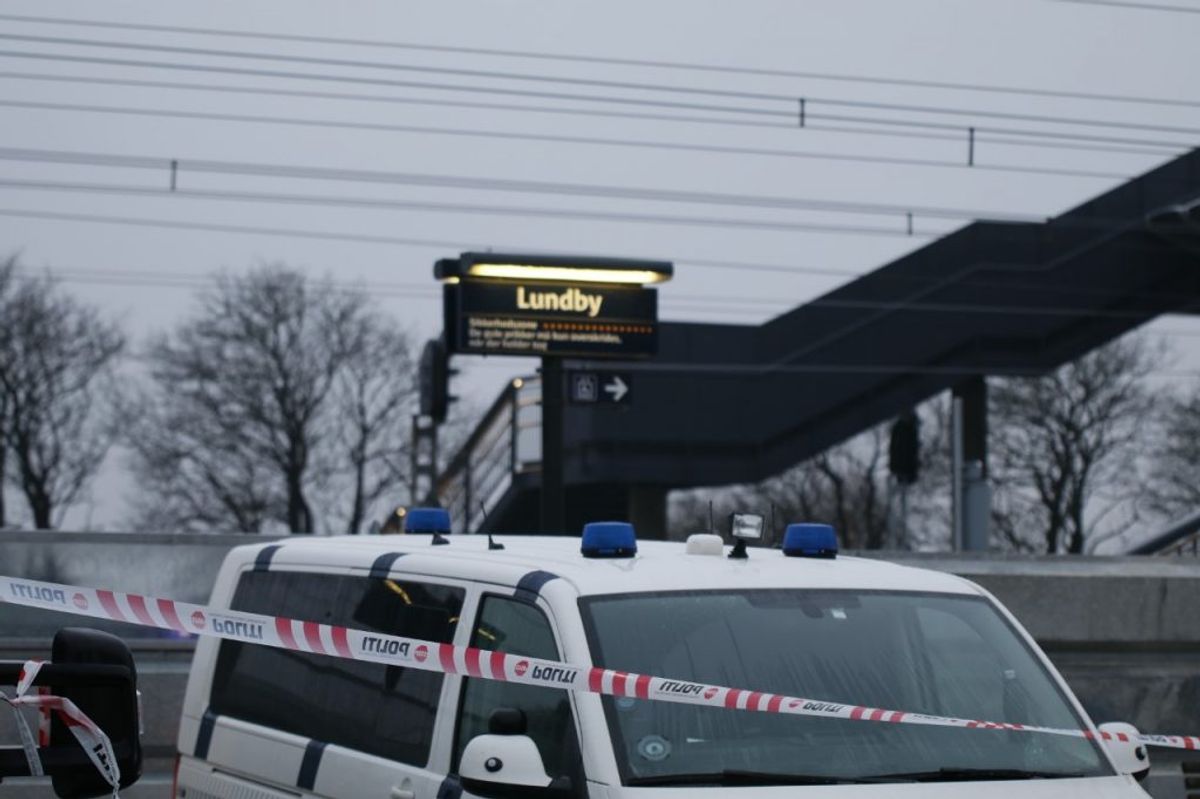 Politiet arbejder fortsat på stedet torsdag morgen. Klik for flere billeder. Foto: Presse-fotos.dk