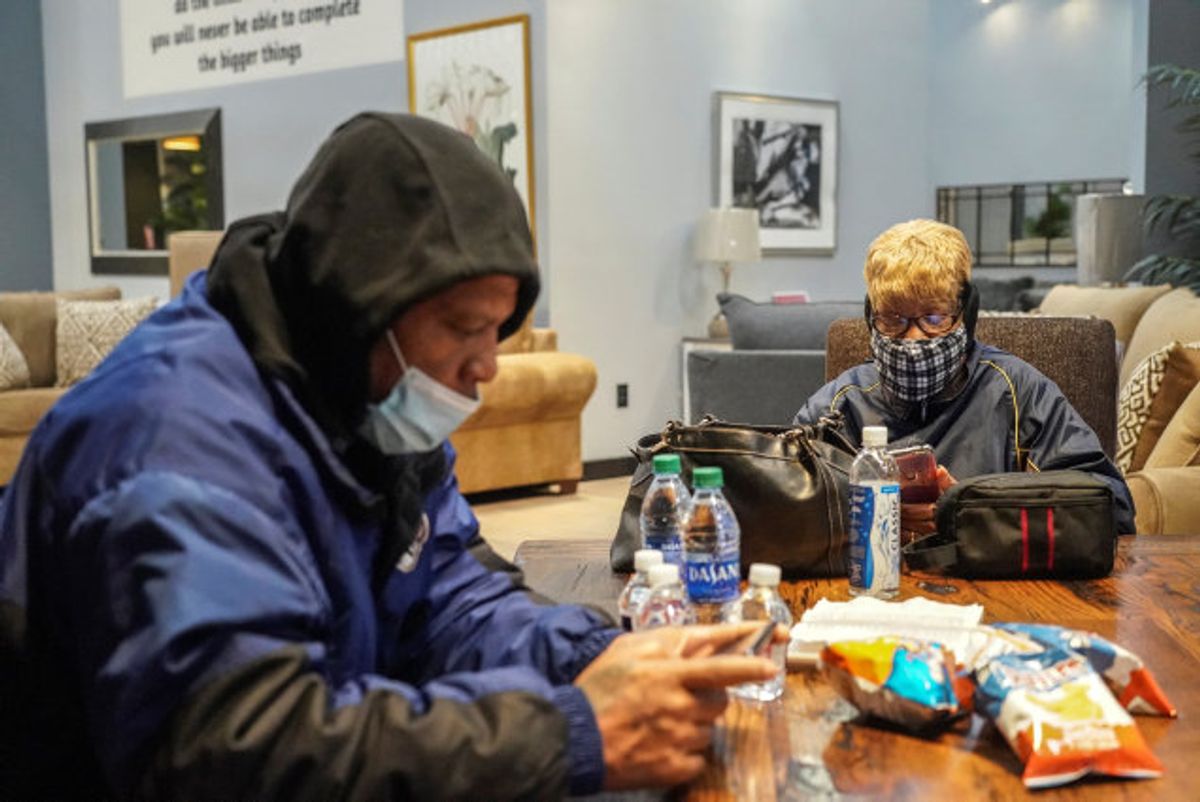 En møbelbutik i Texas holder åbent for frysende borgere under en historisk vinterstorm i delstaten. Foto: Go Nakamura/Reuters