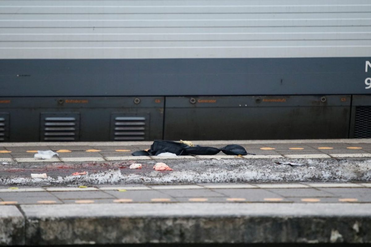 Der ligger blod på jorden på Lundby Station. KLIK VIDERE OG SE FLERE BILLEDER. Foto: presse-fotos