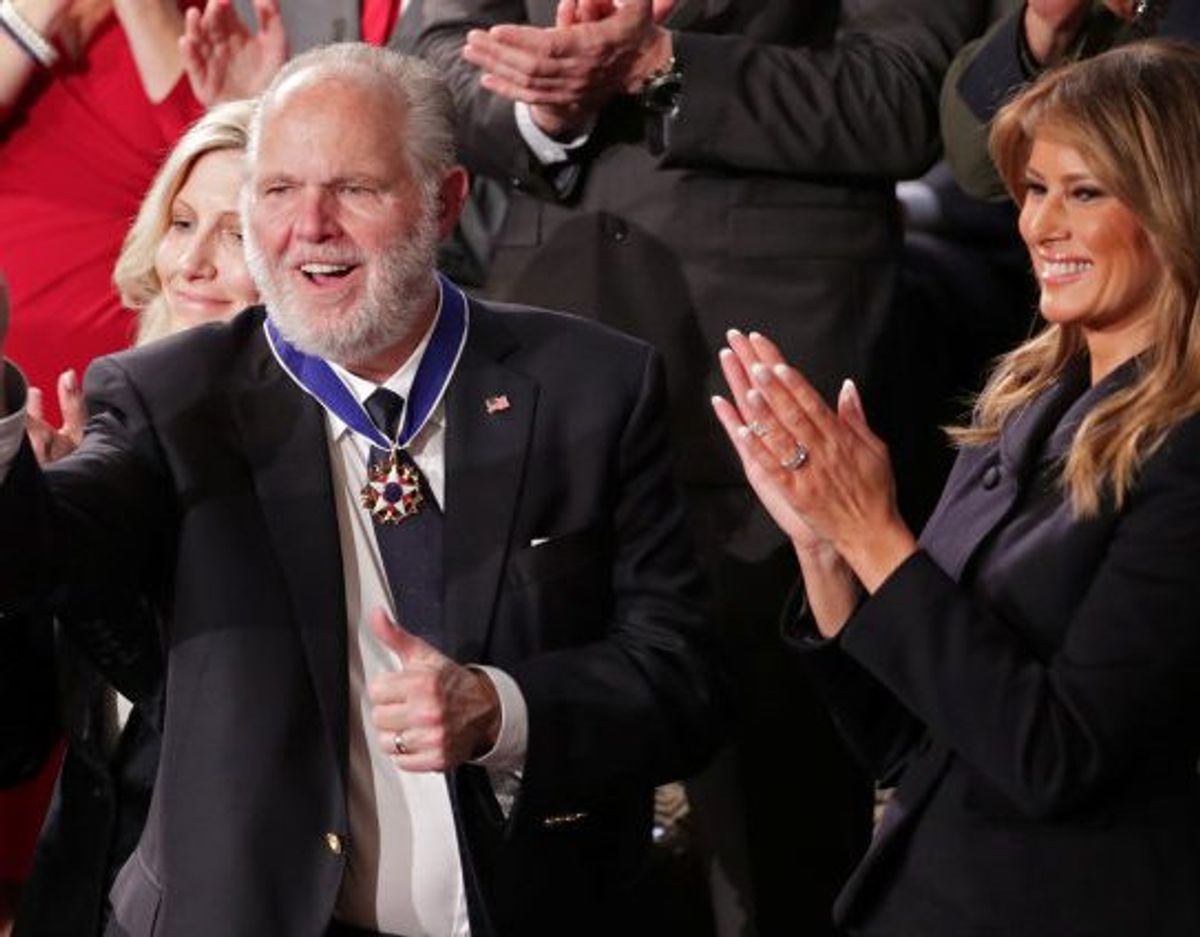 Rush Limbaugh blev i 2020 tildelt den prestigefyldte Presidential Medal of Freedom af daværende præsident Donald Trump (Arkivfoto). Foto: Jonathan Ernst/Reuters