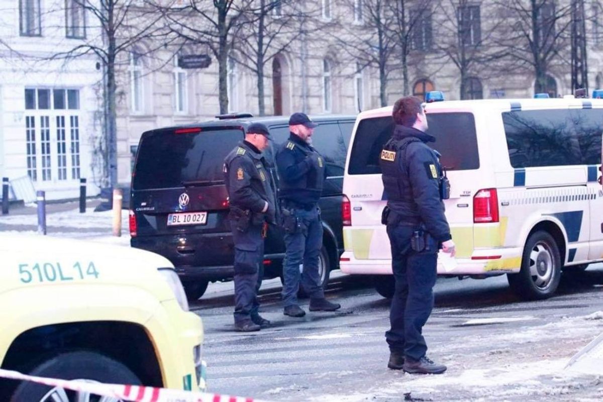 Politiet er lige nu massivt til stede ved den amerikanske ambassade i København. KLIK FOR FLERE BILLEDER FRA STEDET. Foto: Presse-fotos.dk