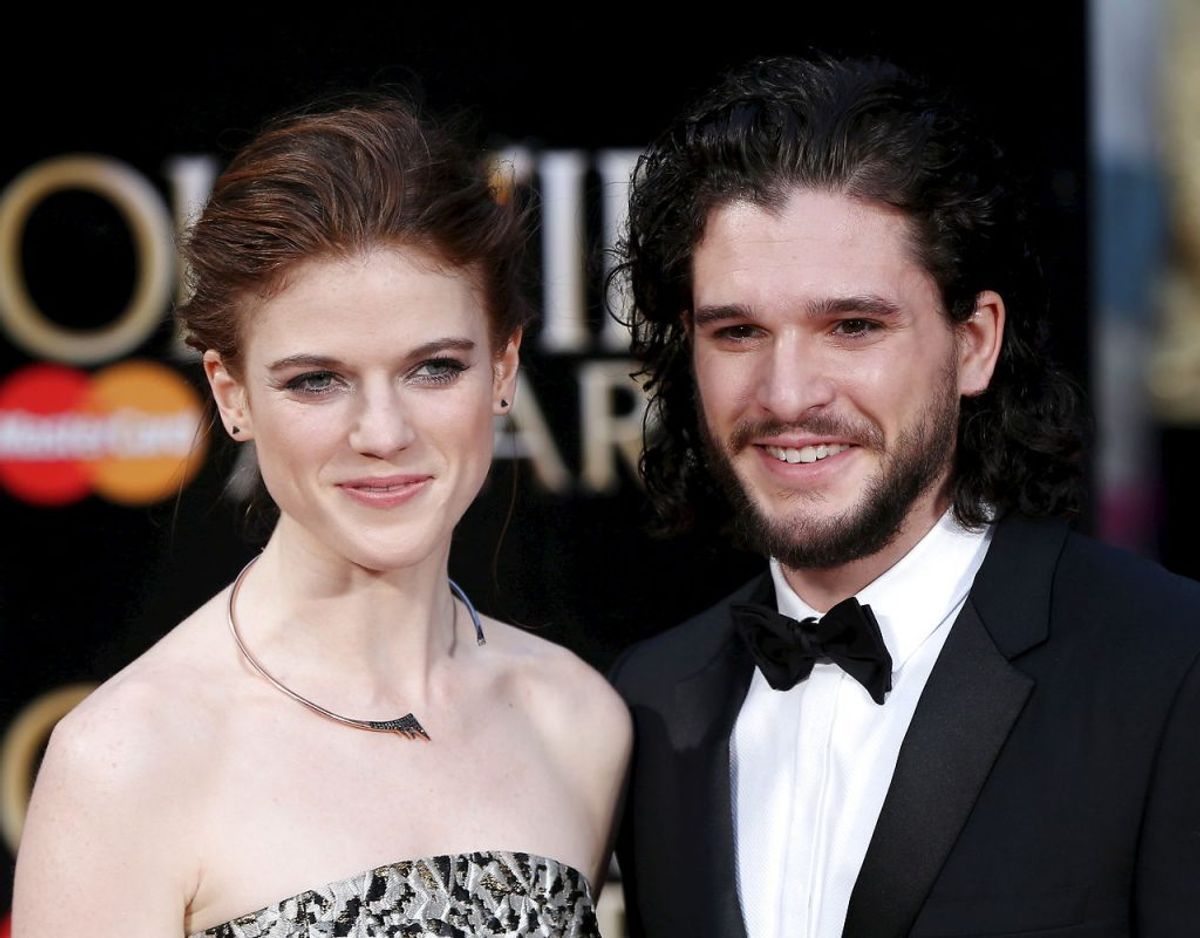 De britiske Game of Thrones stjerner Kit Harington og Rose Leslie er netop blevet førstegangsforældre til en lille dreng. Klik videre for flere billeder. Foto: Scanpix/REUTERS/Neil Hall