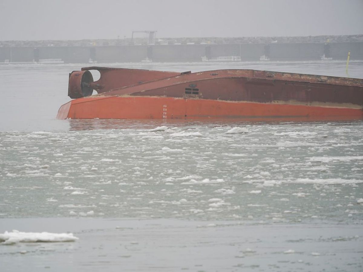 Et dansk skib er kæntret i havnen i den svenske by Trelleborg. KLIK FOR FLERE BILLEDER FRA STEDET. (Foto: 50090 Johan Nilsson/TT/Ritzau Scanpix)