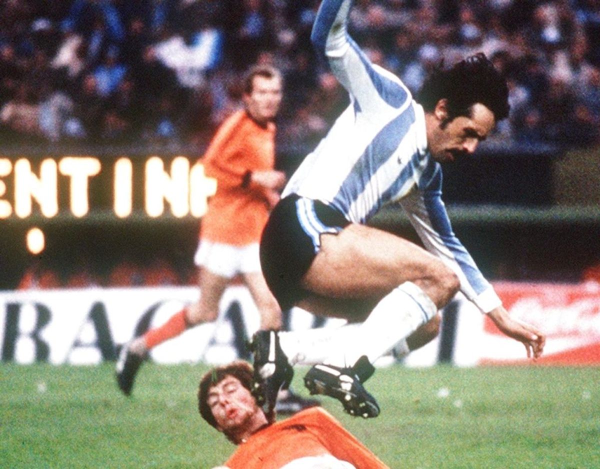 Billedet her viser Leopoldo Luque i aktion under VM finale i 1978, hvor han sammen med sine holdkammerater besejrede Holland med 3-1. Foto: Scanpix/STAFF / AFP)