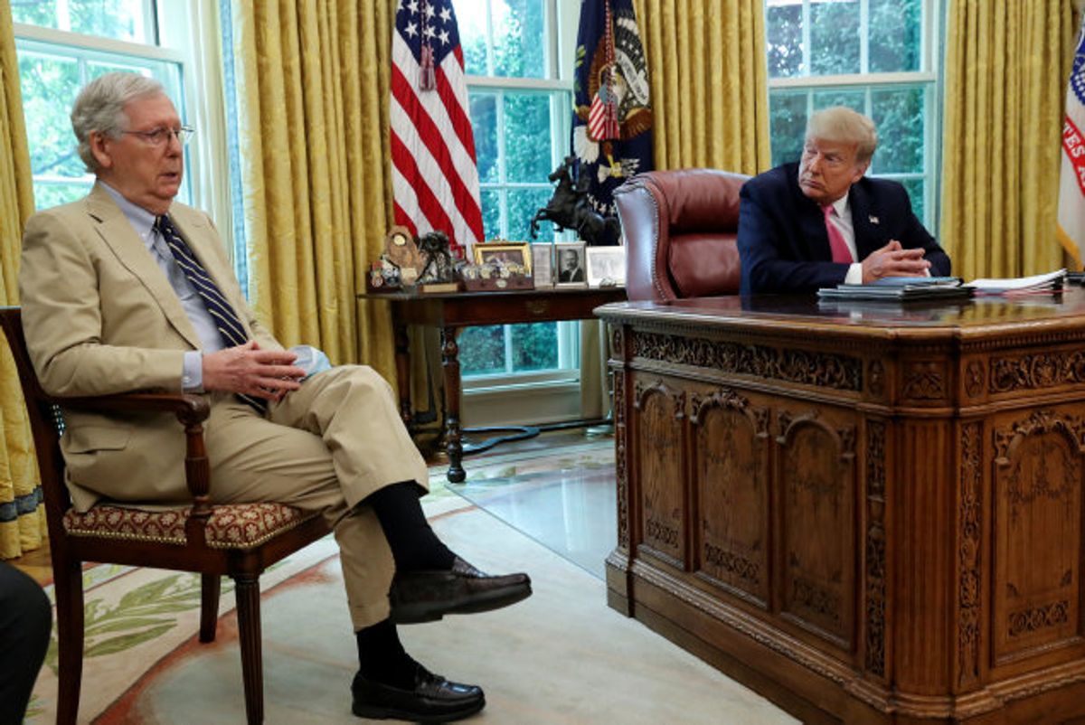 Mitch McConnell (tv.) og Donald Trump (th.) ses under en samtale i Det Hvide Hus. Konflikten mellem de to er på det seneste brudt ud i lys lue. (Arkivfoto) Foto: Leah Millis/Reuters
