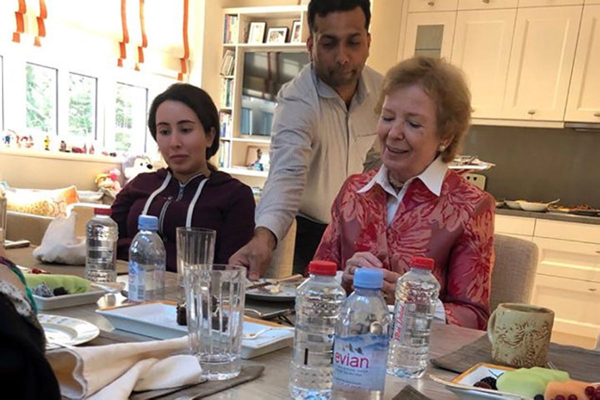 Prinsesse Latifa blev sidst set i offentligheden under dette møde med tidligere FN-højkommissær Mary Robinson i december 2018. Dengang sagde Robinson, at Latifa virkede som en “forstyrret ung kvinde”. Nu siger Robinson, at hun blev “narret” af prinsessens familie. Foto: Stringer/AFP