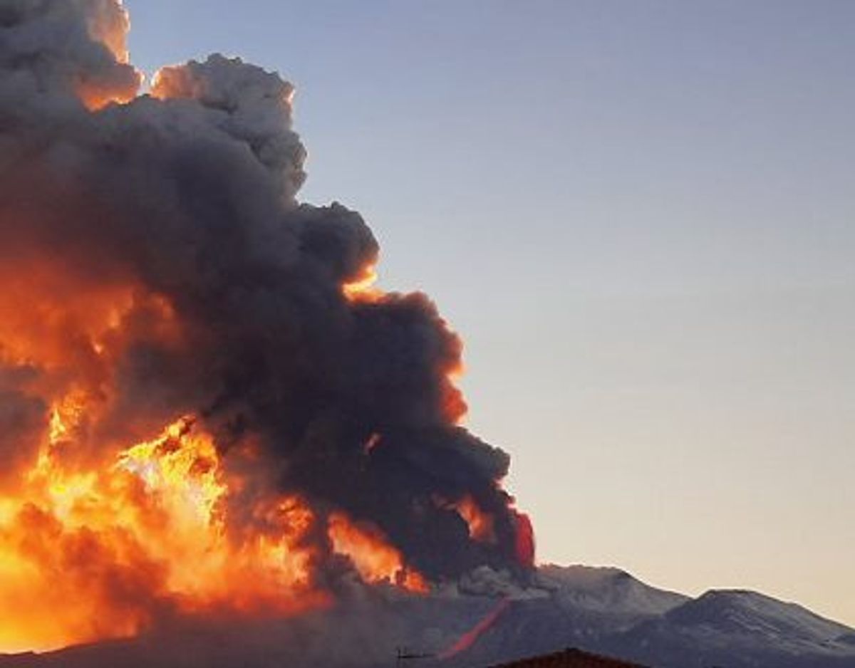 3324 meter høje Etna er en af verdens mest aktive vulkaner. KLIK FOR FLERE BILLEDER FRA UDBRUDDET. Foto: Alessia Grasso/Reuters
