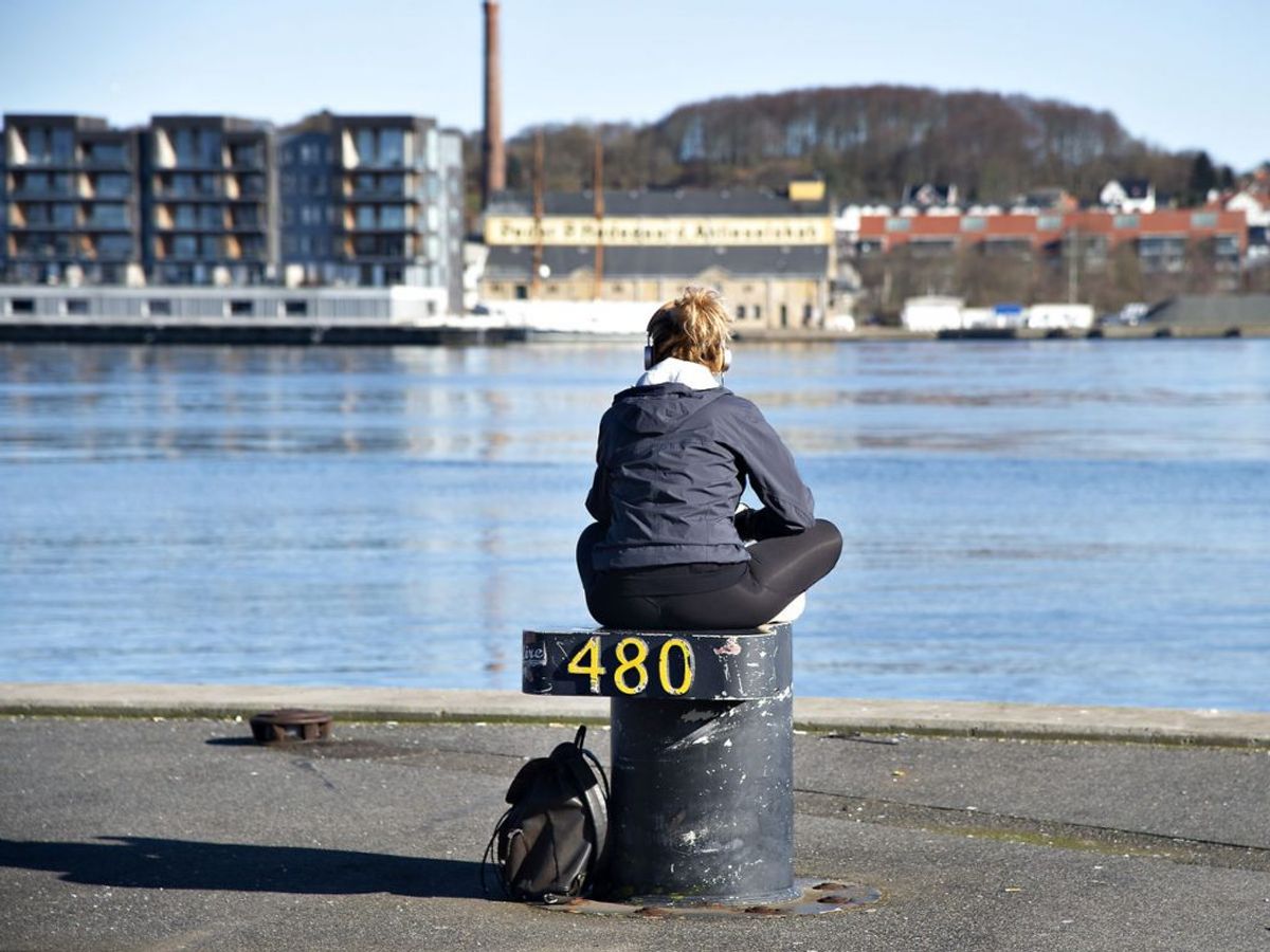 UGE 8:
I slutningen af ugen kan et nyt højtryk bygge op over De Britiske Øer og Norskehavet. Den præcise udvikling er usikker, men meget tyder på faldende temperaturer – til ned under frysepunktet.
Dagtemperaturen ventes først op mellem 8 og 13 graders varme, midt på ugen måske lokalt endnu lidt varmere, ved kyster dog noget køligere. Nattetemperaturen ventes typisk ned mellem 1 og 6 graders varme.
Sidst på ugen kan temperaturen i løbet af døgnet falde til mellem omkring 5 graders frost og 5 graders varme. Kilde: DMI. Foto: Henning Bagger/Ritzau Scanpix)