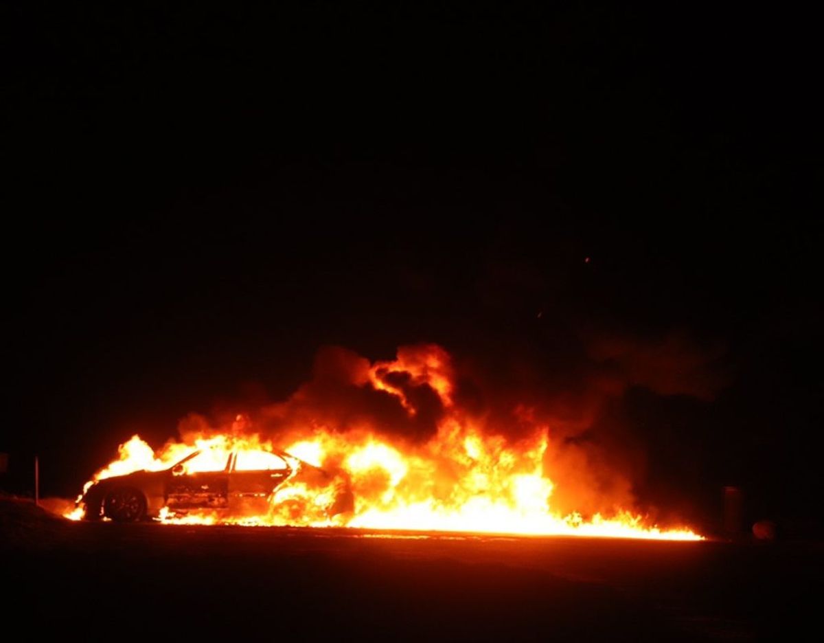 Voldsom bilbrand ved Fuglsang Sø i Herning. KLIK VIDERE OG SE FLERE BILLEDER. Foto: presse-fotos.dk