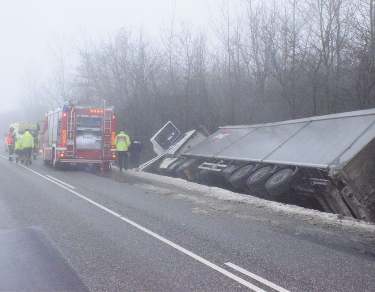 En lastbil kørte i grøften på Højsetvej i Agerskov. Foto: presse-fotos.dk