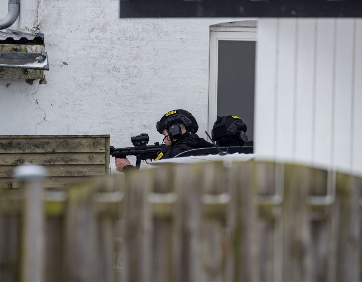 Kampklædt politi med trukne våben anholder mand. Foto: Rasmus Skaftved