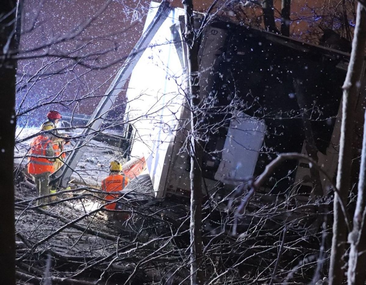 Beredskabsstyrelsen i fuld gang med at bjærge styrtet lastbil. Foto: presse-fotos.dk