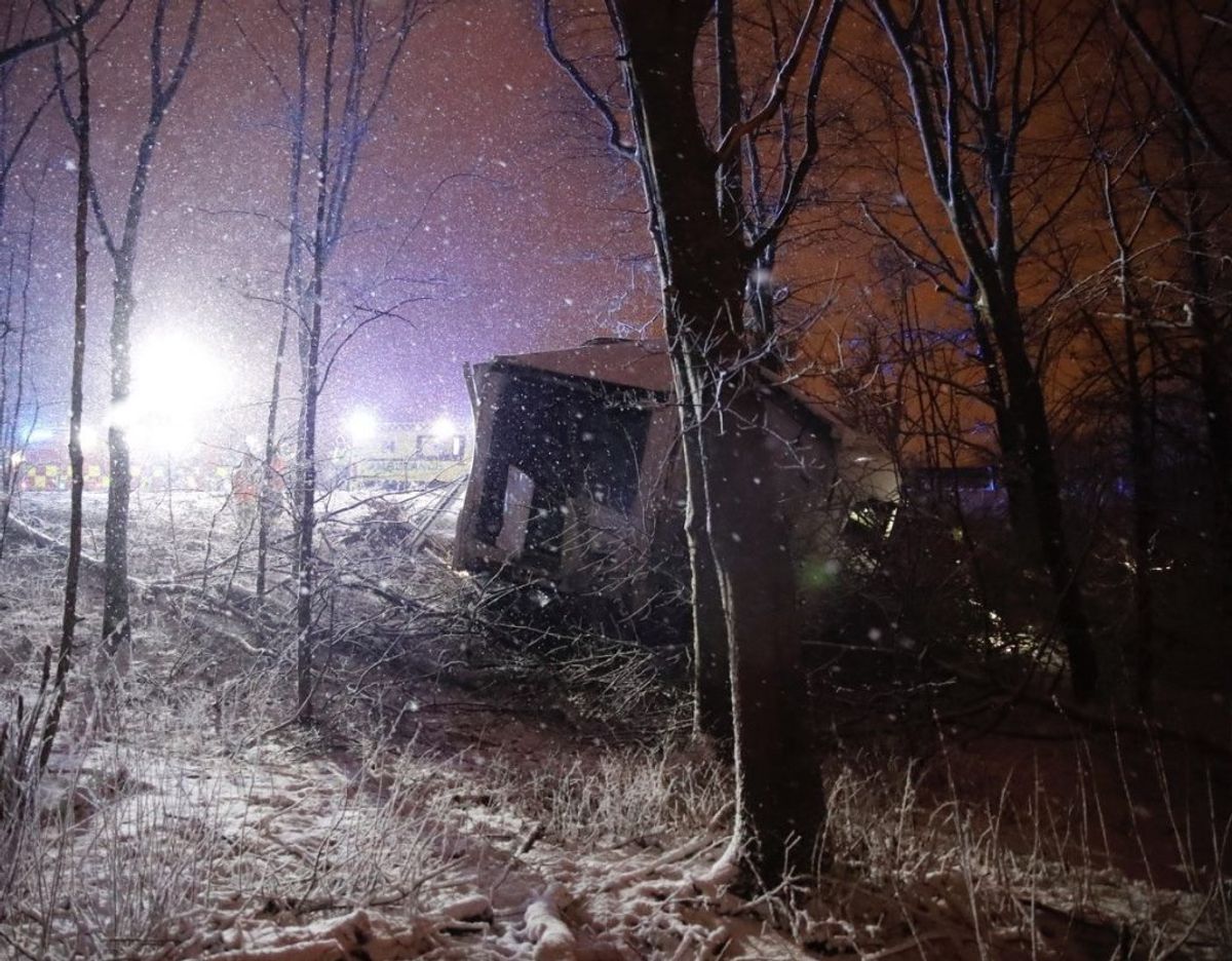 Beredskabsstyrelsen i fuld gang med at bjærge styrtet lastbil. KLIK VIDERE OG SE FLERE BILLEDER. Foto: presse-fotos.dk